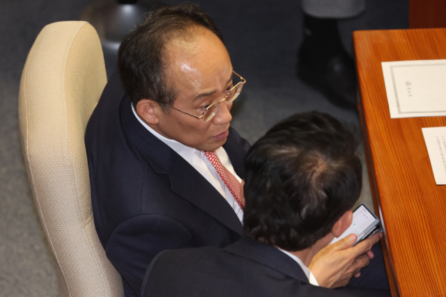 국민의힘 추경호 원내대표가 28일 오후 국회 본회의장에서 김상훈 정책위의장과 대화하고 있다. 연합뉴스