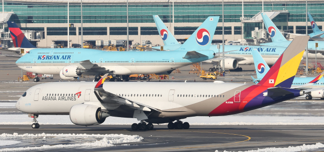 28일 인천 영종도 인천국제공항 활주로와 주기장에 대한항공-아시아나항공 여객기가 보이고 있다. 연합뉴스