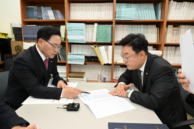 강수현 양주시장(왼쪽)이 28일 국회에서 김성원 국회의원에게 지역 현안 사업을 설명하고 있다. 사진 제공=양주시