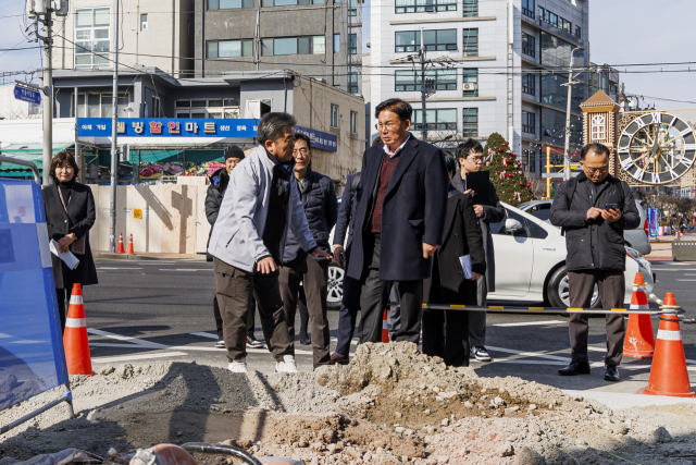 홍대 레드로드 R7 조성 공사 현장을 방문한 박강수 마포구청장. 사진제공=마포구