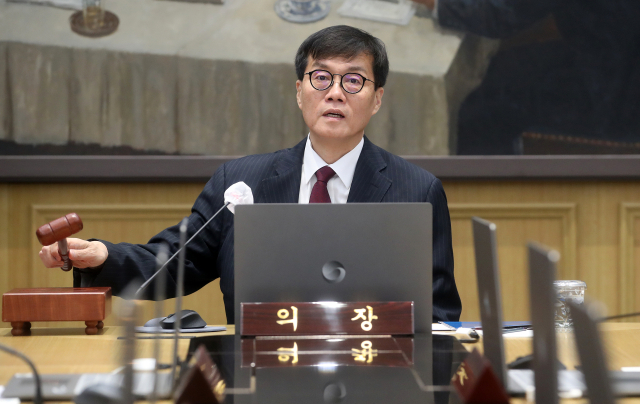 이창용 한국은행 총재가 28일 서울 중구 한국은행에서 열린 금융통화위원회에서 의사봉을 두드리고 있다. 사진공동취재단