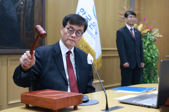 이창용 한국은행 총재가 28일 금융통화위원회 통화정책방향 회의를 앞두고 의사봉을 두드리고 있다. 사진 제공=한은