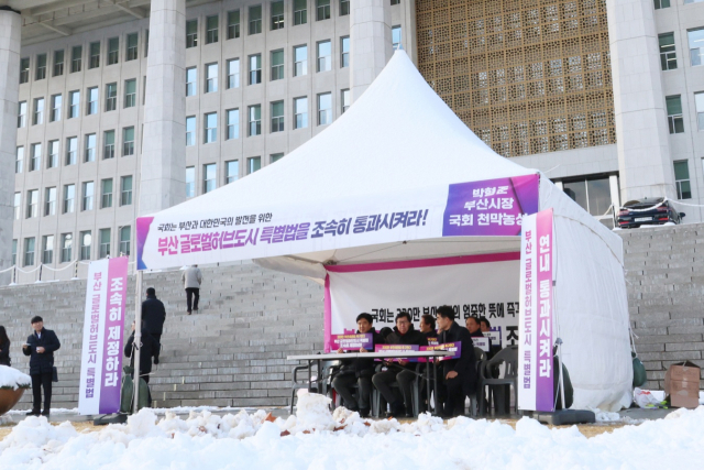 박형준 부산시장이 27일 국회에서 '부산 글로벌허브도시 조성에 관한 특별법' 연내 통과를 촉구하며 천막농성을 하고 있다. 연합뉴스