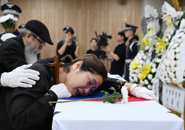 공군 성폭력 피해자인 고(故) 이예람 중사의 영결식과 발인이 엄수된 7월 20일 오전 경기 성남시 분당구 국군수도병원 영결식장에서 이 중사의 유가족이 영현에 헌화하며 눈물을 흘리고 있다. 뉴스1