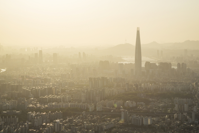 미세먼지로 시야가 흐려진 서울 도심 전경. 사진 = 이미지투데이