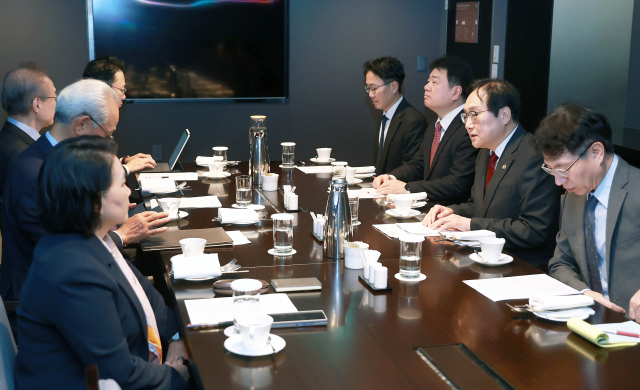 정인교 산업통상자원부 통상교섭본부장이 28일 서울 서초구 JW메리어트 호텔에서 역대 통상교섭본부장 간담회를 주재하고 있다. 연합뉴스.