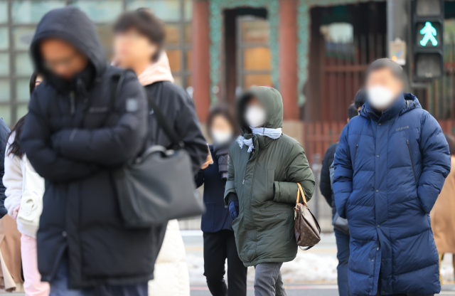 전국 대부분의 아침 기온이 영하로 떨어진 29일 오전 서울 세종대로사거리에서 두꺼운 옷을 입은 시민들이 횡단보도를 건너고 있다. 연합뉴스