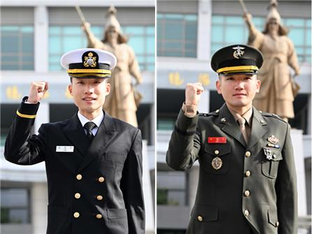 국방부장관상을 받은 임정현(왼쪽) 해군소위와 이철민 해병소위. /사진=해군