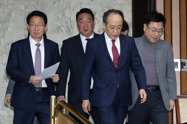 추경호 국민의힘 원내대표와 서범수 사무총장, 김상훈 정책위의장이 29일 오전 서울 여의도 국회에서 열린 원내대책회의에 참석하고 있다. 2024.11.29/뉴스1