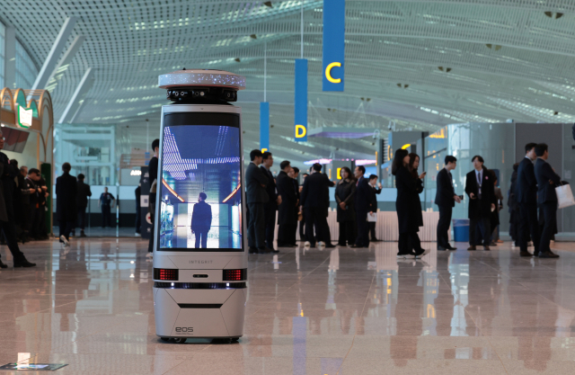 인공지능(AI) 로봇이 29일 인천국제공항 4단계 그랜드 오프닝 행사장 주변을 돌아다니고 있다. 영종도=연합뉴스