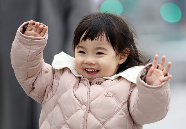 국내에는 치료법이 없는 희귀병을 앓고 있는 네 살 딸의 치료비용을 위해 전국 곳곳을 돌며 후원을 요청하고 있는 전요셉 씨의 가족 사랑이가 29일 오후 서울 광화문광장에서 웃음을 보이며 뛰고 있다. 연합뉴스