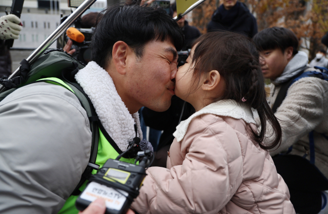 전요셉 씨가 29일 오후 최종 목적지인 서울 광화문광장에 도착, 마중 나온 사랑이와 뽀뽀를 하고 있다. 연합뉴스