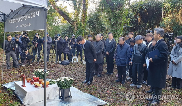 25일 일본 니가타현 사도광산 조선인 기숙사 터에서 열린 사도광산 강제동원 한국인 희생자 추도식에서 박철희 주일 한국대사가 추도사를 하기 전 인사하고 있다. 연합뉴스