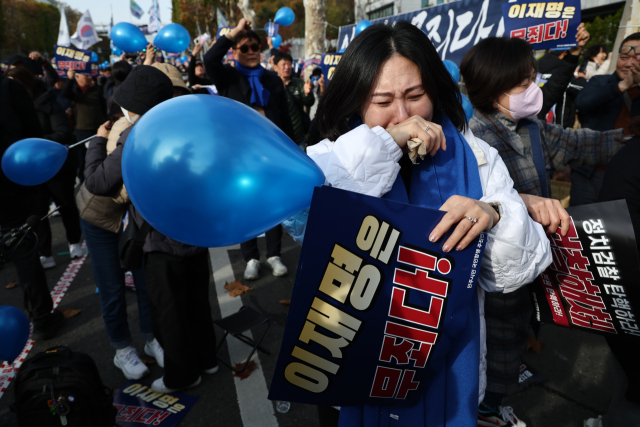 지난 달 25일 서울중앙지법에서 열린 더불어민주당 이재명 대표의 ‘위증교사 혐의’ 사건 1심 선고가 무죄 판결되자 서울중앙지검 인근에서 지지자들이 기뻐하고 있다. 연합뉴스