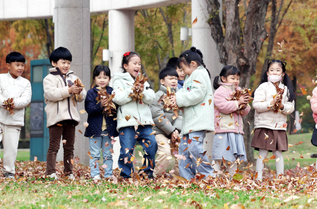 지난 11월 21일 광주 북구 용봉동 전남대 정문 5·18소공원으로 야외활동 나온 북구청 직장어린이집 아이들이 알록달록 물든 낙엽을 가지고 동심을 만끽하고 있다. 사진제공=광주 북구