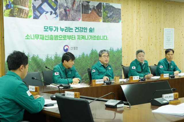 임상섭(오른쪽 세 번째) 산림청장이 정부대전청사 상황실에서 소나무재선충병 방제 대책 및 폭설피해 긴급복구 방안을 논의하고 있다. 사진제공=산림청