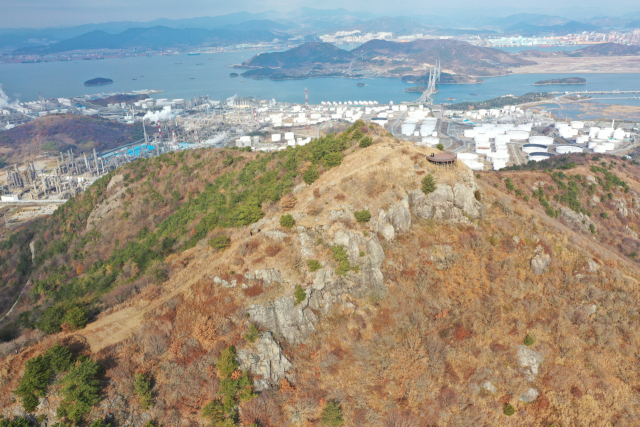 가마봉에서 바라본 영취산과 해안 전경. 사진 제공=국가유산청