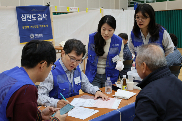 홍그루(왼쪽에서 두번째) 세브란스병원 심장내과 교수와 진료봉사단이 지역 주민의 검진 결과를 살펴보고 있다. 사진 제공=세브란스병원