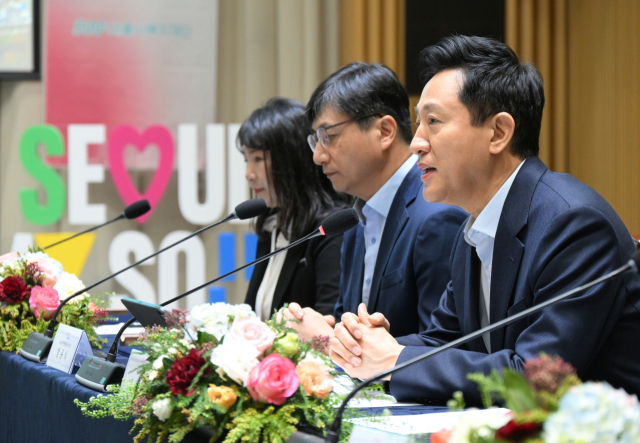 오세훈(오른쪽) 서울시장이 2일 우아한형제들, GS리테일 등 9개 민간기업이 함께한 ‘외로움 없는 서울을 위한 업무협약’ 체결식에서 인사말을 하고 있다. 사진 제공=서울시