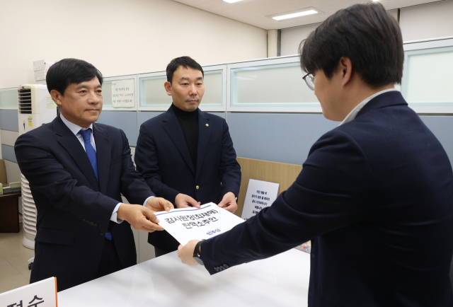 김용민(가운데) 더불어민주당 원내정책수석부대표와 이성윤(왼쪽) 민주당 의원이 2일 오후 서울 여의도 국회 의안과에 최재해 감사원장 탄핵소추안을 제출하고 있다. 연합뉴스