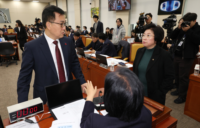 2일 오전 국회에서 열린 과학기술정보방송통신위원회 전체회의에서 최민희 위원장과 김현(오른쪽) 더불어민주당 의원, 최형두(왼쪽) 국민의힘 의원이 대화하고 있다. 연합뉴스