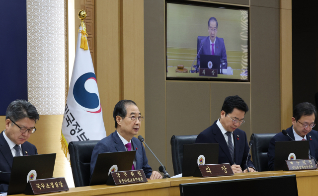 한덕수(왼쪽 두번째) 국무총리가 3일 정부세종청사에서 열린 국무회의에서 발언하고 있다. 연합뉴스