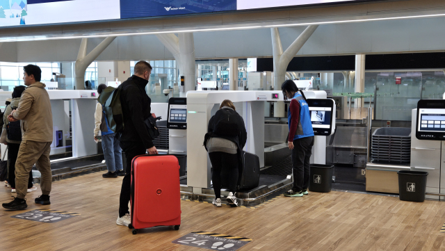 3일 오전 9시 30분께 인천국제공항 T2를 방문한 외국인 승객이 셀프 백드롭을 진행하고 있다. 채민석 기자