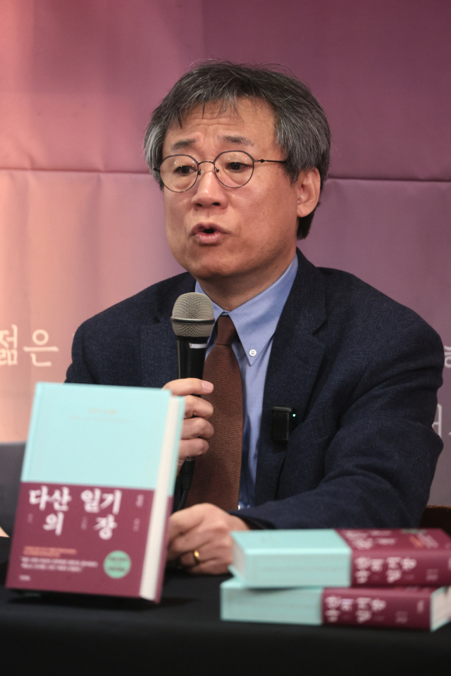 정민 교수가 3일 서울 중구 정동 프란치스코 교육회관에서 열린 '다산의 일기장' 출간 기념 기자간담회에서 인사말을 하고 있다. /연합뉴스