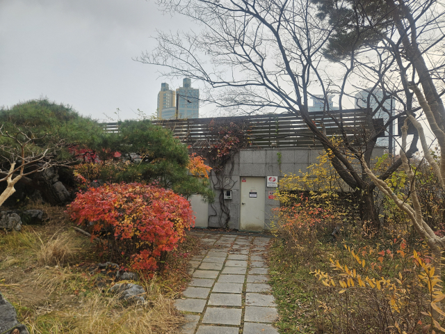 겉으로 봐서는 변전소 건물인지 알기 어려워 보였다. 통제선이 있어서 일반 시민들은 건물 가까이 접근하기 어렵다. 배상윤 기자.