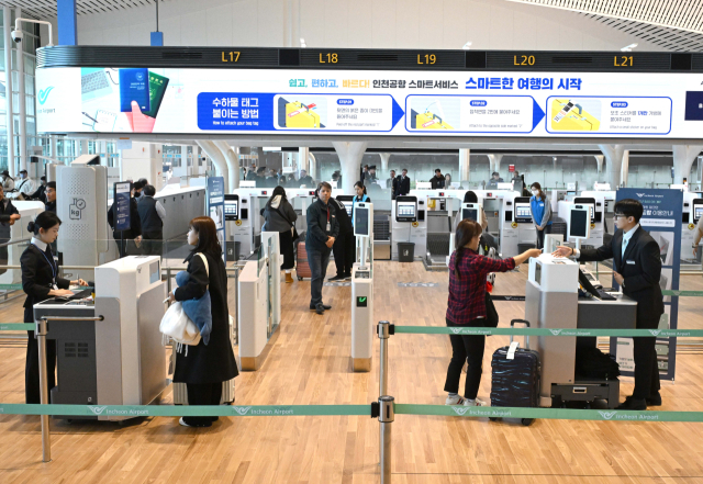 인천국제공항이 4단계 확장 사업을 마무리 짓고 정식 운영에 들어간 3일 인천국제공항 2터미널에서 승객들이 탑승수속을 하고 있다. 4단계 확장 사업은 2017년부터 4.8조원을 투입해 제4활주로와 계류장 75개소를 신설하고 2터미널 구역을 대폭 확장한 사업이다. 영종도=권욱 기자 2024.12.3