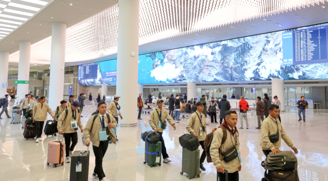 인천국제공항이 4단계 확장 사업을 마무리 짓고 정식 운영에 들어간 3일 인천국제공항 2터미널 도착층에서 승객들이 오가고 있다. 4단계 확장 사업은 2017년부터 4.8조원을 투입해 제4활주로와 계류장 75개소를 신설하고 2터미널 구역을 대폭 확장한 사업이다. 영종도=권욱 기자 2024.12.3