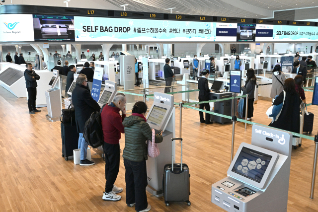 여행객들이 3일 4단계 확장 공사가 마무리된 인천국제공항 제2터미널에서 탑승수속을 하고 있다. 자동수화물 위탁 시스템 도입과 체크인 카운터 확대로 제2터미널의 발권 대기줄은 크게 줄어들었다. 영종도=권욱 기자