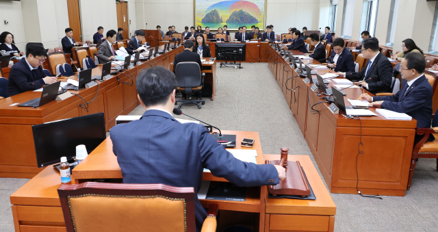 3일 오후 국회에서 열린 정무위원회의 법안심사제2소위원회에서 국민의힘 소속 강민국 소위원장이 전자상거래 등에서의 소비자보호에 관한 법률 일부개정법률안 등의 법안 심사를 시작하고 있다. 연합뉴스