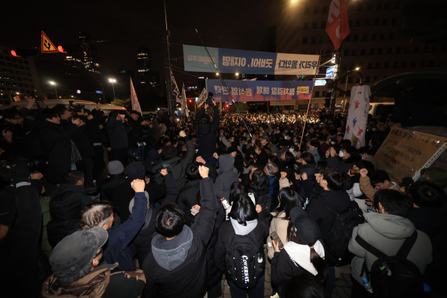 윤석열 대통령이 비상계엄을 선포한 가운데 4일 자정께 서울 여의도 국회의사당 앞에서 시민들이 계엄해제 구호를 외치고 있다. 연합뉴스