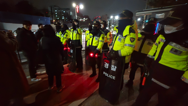 4일 오전 12시 10분께 용산 대통령실 인근에서 기자들과 경찰이 대치하고 있다. 이승령 기자