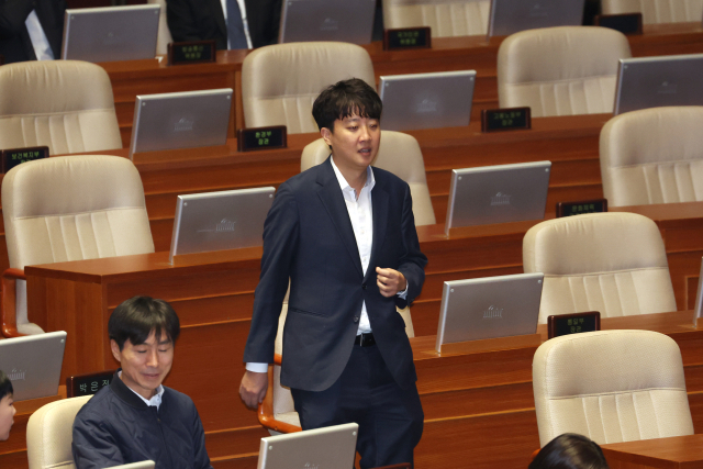 이준석 개혁신당 의원이 지난달 14일 국회 본회의장에 입장하고 있다. 연합뉴스