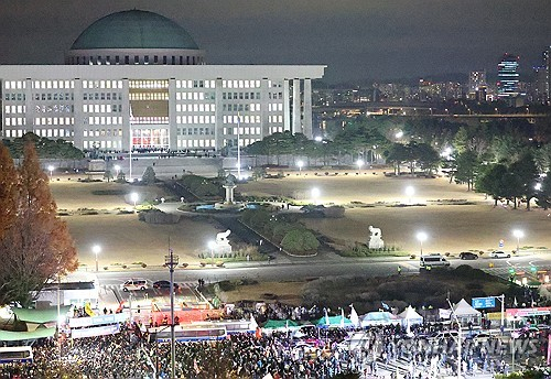 3일 윤석열 대통령이 비상계엄을 선포한 이후 4일 새벽 서울 여의도 국회의사당에 계엄령 선포에 반대하는 시민 및 이를 저지하는 경찰 병력들이 모여 혼잡스러운 상황을 빚고 있다. 연합뉴스