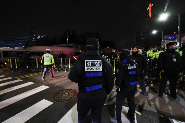 윤석열 대통령이 비상계엄을 선포한 3일 밤 서울 용산구 대통령실 청사 앞 거리를 경찰이 통제하고 있다. 연합뉴스