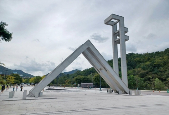 서울대 교수회 "한밤중 정치적 사변을 심각하게 우려"