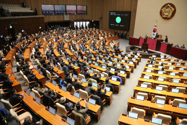 윤석열 대통령이 비상계엄령을 선포한 가운데 4일 새벽 서울 여의도 국회 본회의장에서 열린 본회의에서 비상계엄 해제 요구 결의안이 통과되고 있다. 뉴스1