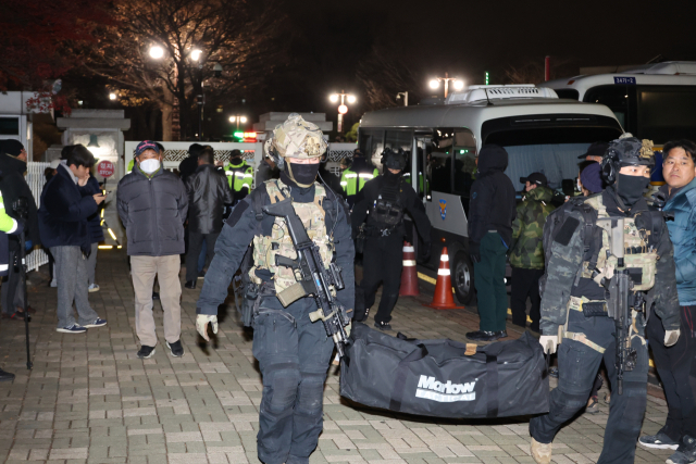 국회 본회의에서 비상계엄 해제를 의결한 4일 새벽 군 병력이 서울 여의도 국회에서 철수하고 있다. 연합뉴스