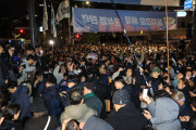 4일 새벽 국회 앞에서 시민들이 국회 계엄 해제 요구안 가결 소식을 듣고 기뻐하고 있다. 연합뉴스