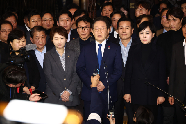 윤석열 대통령이 비상계엄령을 선포한 가운데 4일 새벽 서울 여의도 국회 로텐더홀에서 이재명 더불어민주당 대표 등 의원들이 비상계엄 해제 요구 결의안 통과 후 입장을 발표하고 있다. 뉴스1