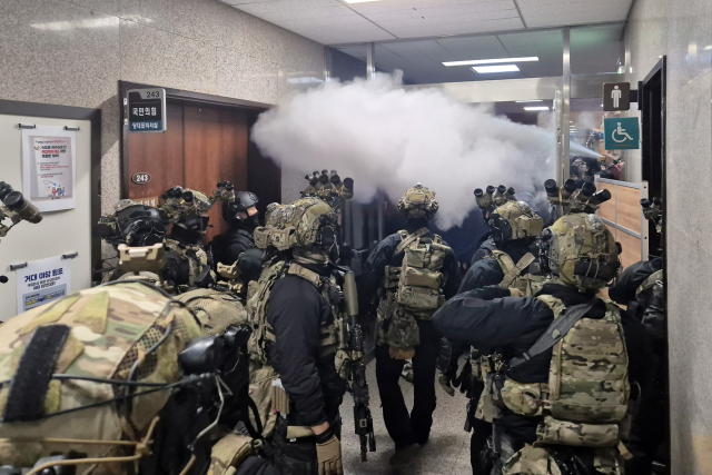 4일 새벽 국회 본청에 진입한 군 병력이 국민의힘 당대표실쪽에서 본회의장 으로 진입하려 하자, 국회 직원들이 소화기를 뿌리며 진입을 막고 있다.연합뉴스