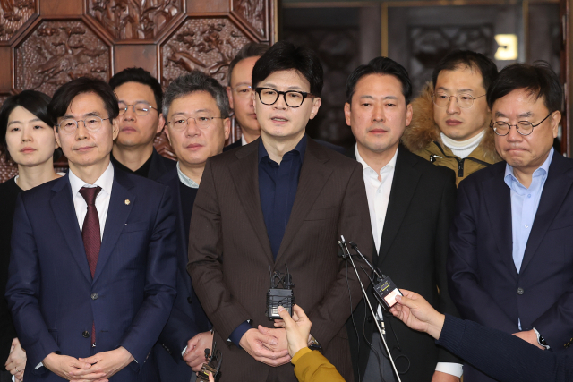 국민의힘 한동훈 대표가 4일 새벽 국회에서 윤석열 대통령의 비상계엄 해제 담화와 관련해 입장발표를 하고 있다. 연합뉴스