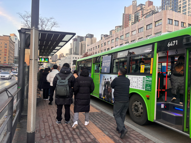 4일 오전 7시 30분께 서울 서초구 고속터미널 앞 버스정류장에서 시민들이 발걸음을 서두르고 있다. 장형임 기자