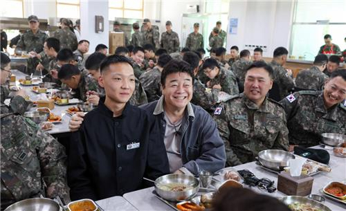 백종원 대표의 더본코리아가 지난 11월 7일 병영식당 개선 컨설팅 시범부대인 육군 7포병여단 758대대를 방문해 장병들을 위해 특식과 커피차를 지원했다. 사진 제공=국방부