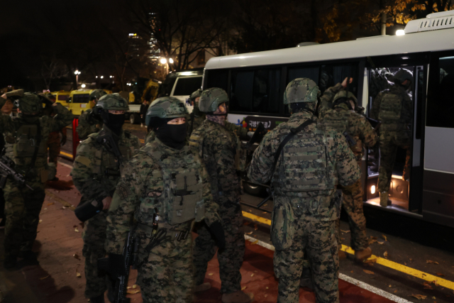 국회 본회의에서 비상계엄 해제를 의결한 4일 새벽 군 병력이 국회에서 철수하고 있다. 연합뉴스