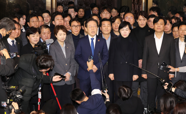 4일 서울 영등포구 여의도 국회에서 비상계엄 해제요구 결의안 통과 후 이재명 더불어민주당 대표가 입장을 밝히고 있다. 연합뉴스