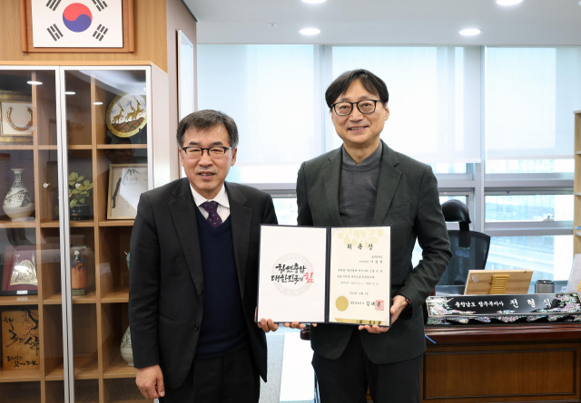 전형식(왼쪽) 충남도 정무부지사가 ‘베이밸리 민관합동추진단’ 단장에 이종원(오른쪽) 호서대 학사부총장을 위촉하고 기념촬영을 하고 있다. 사진제공=충남도